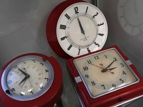Une sélection d'horloges vintage est exposée à l'Electric Time Company, le 9 mars 2023, à Medfield, Massachusetts.