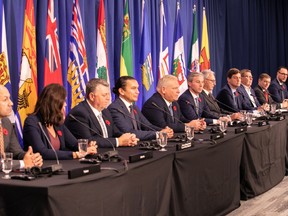 Les premiers ministres du Canada tiennent une conférence de presse.
