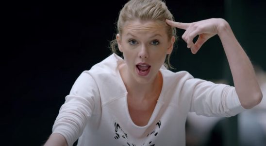 Taylor Swift a commenté un TikTok viral d'enfants qui ont du mal à sortir 1989 (version de Taylor) d'un boîtier de CD, et je ne me suis jamais senti plus vieux