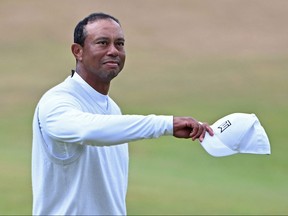 Le golfeur américain Tiger Woods fait un geste vers la foule.