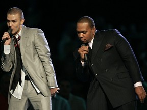 Justin Timberlake, à gauche, et Timbaland se produisent lors de l'ouverture des MTV Video Music Awards 2006 à New York, le jeudi 31 août 2006.