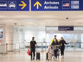 Les voyageurs arrivent à l'aéroport Trudeau de Montréal, le mercredi 20 avril 2022.