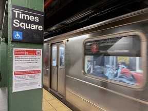 Le train « 1 » quitte la gare de Times Square.  Avec une seule MetroCard, les visiteurs peuvent voyager à peu près n'importe où dans la ville de New York grâce à son réseau de métro bien connecté.