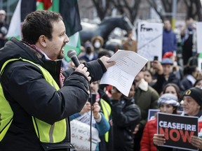 Wesam Cooley, également connu sous le nom de Wesam Khaled, qui a récemment été arrêté et inculpé par la police de Calgary, prend la parole lors d'un rassemblement pro-palestinien à Calgary, en Alberta, le dimanche 19 novembre 2023.