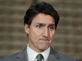 Le premier ministre Justin Trudeau fait une pause en parlant de la guerre entre Israël et le Hamas lors d'une conférence de presse chez le fabricant de batteries au lithium E-One Moli Energy (Canada), à Maple Ridge, en Colombie-Britannique, le mardi 14 novembre 2023.