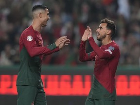 Le Portugais Ricardo Horta, à droite, célèbre avec le Portugais Cristiano Ronaldo après avoir marqué le deuxième but de son équipe lors du match de football de qualification du groupe J pour l'Euro 2024 entre le Portugal et l'Islande, au stade Alvalade de Lisbonne, le dimanche 19 novembre 2023.