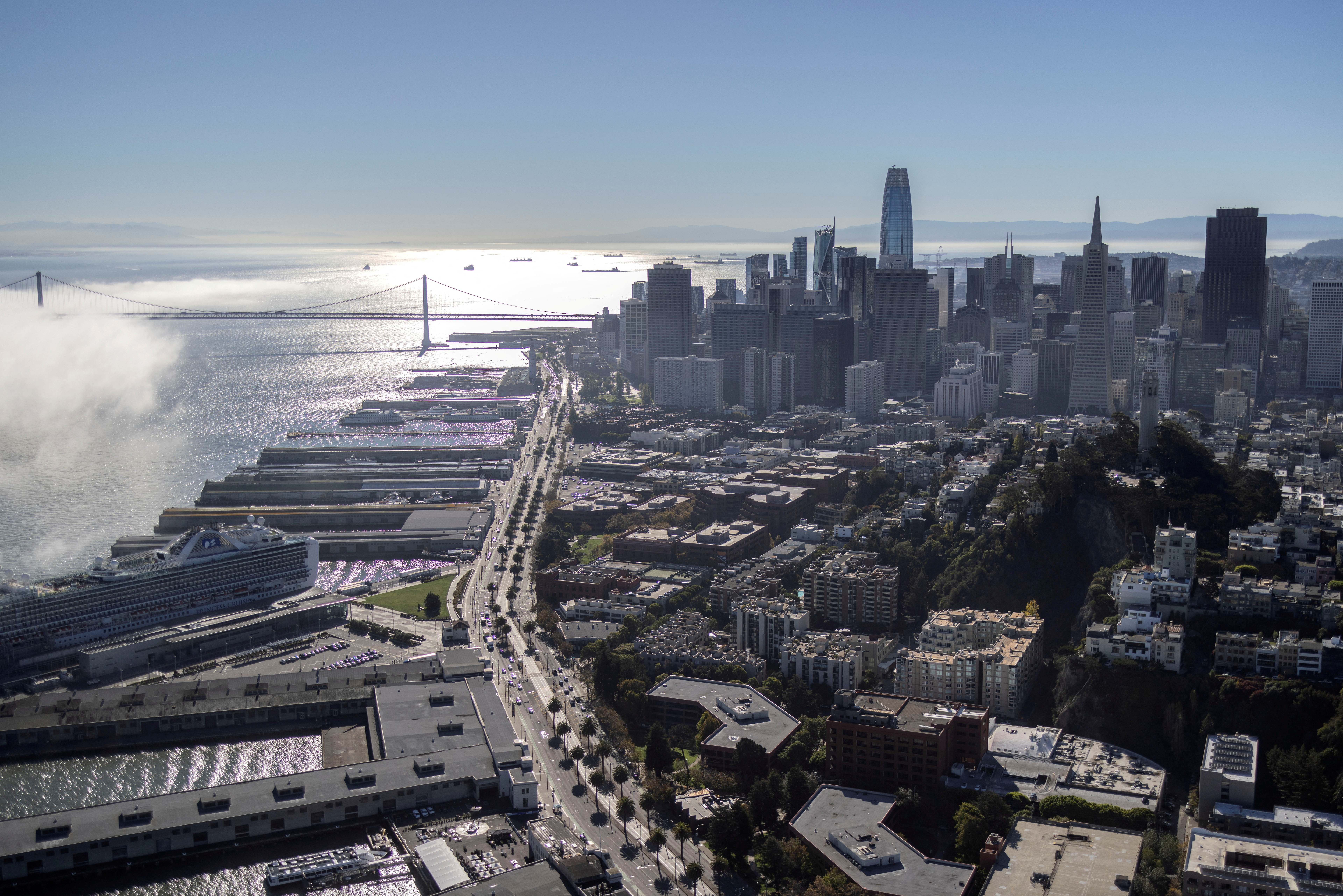 Une vue aérienne des toits de la ville de San Francisco en Californie