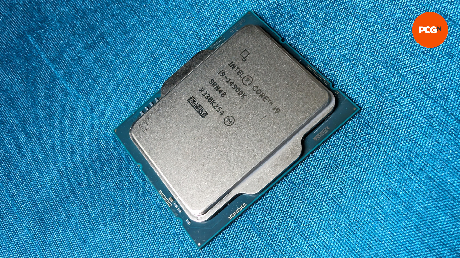 L'Intel Core i9 14900K sur fond bleu