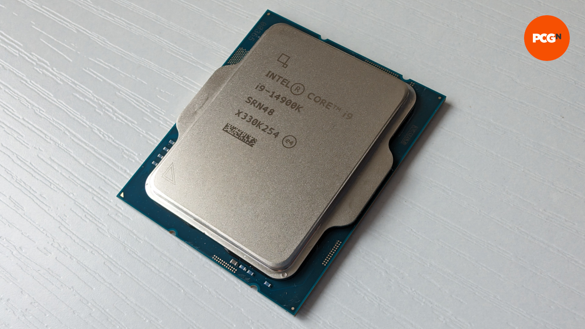L'Intel Core i9 14900K sur un fond en bois blanc