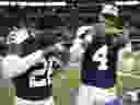 Le demi de coin des Cowboys de Dallas DaRon Bland, à gauche, et le quart-arrière Dak Prescott célèbrent en mangeant des cuisses de dinde de Thanksgiving.