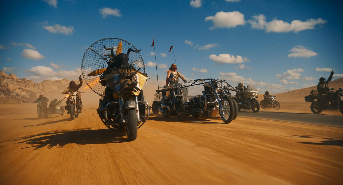 Plusieurs personnages traversent le désert à bord de véhicules de fortune dirigés par Chris Hemsworth dans Furiosa, le film dérivé de Mad Max.