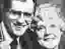 Les parents de l'ancien gardien de but de la LNH Don Edwards, Arnold, 63 ans, et Donna, 61 ans, qui ont été assassinés par George Harding Lovie dans leur maison de Glanbrook, en Ontario.  à la maison le 21 mars 1991. (photo d'archives)