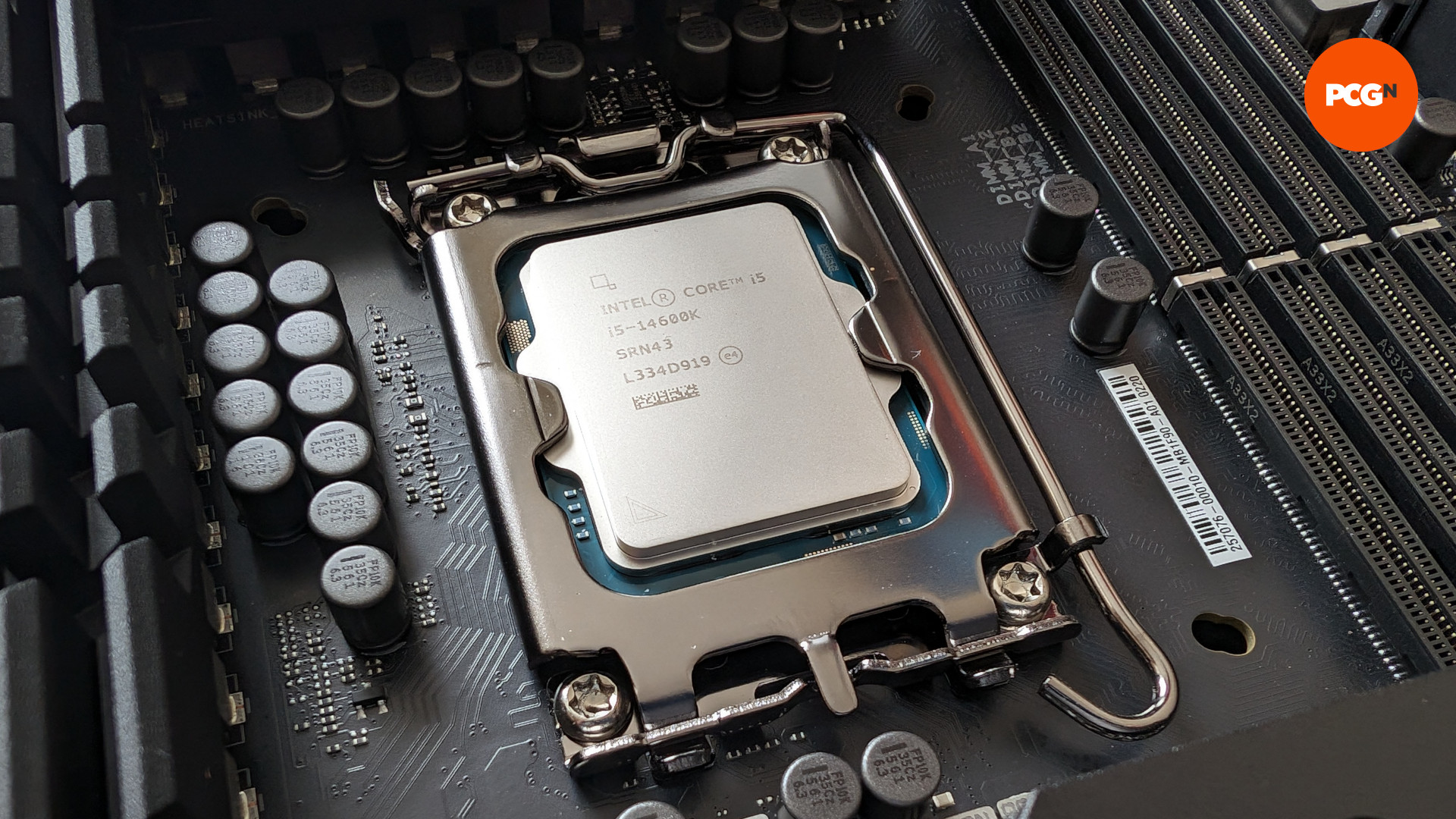 L'Intel Core i5 14600K placé dans son socket LGA 1700