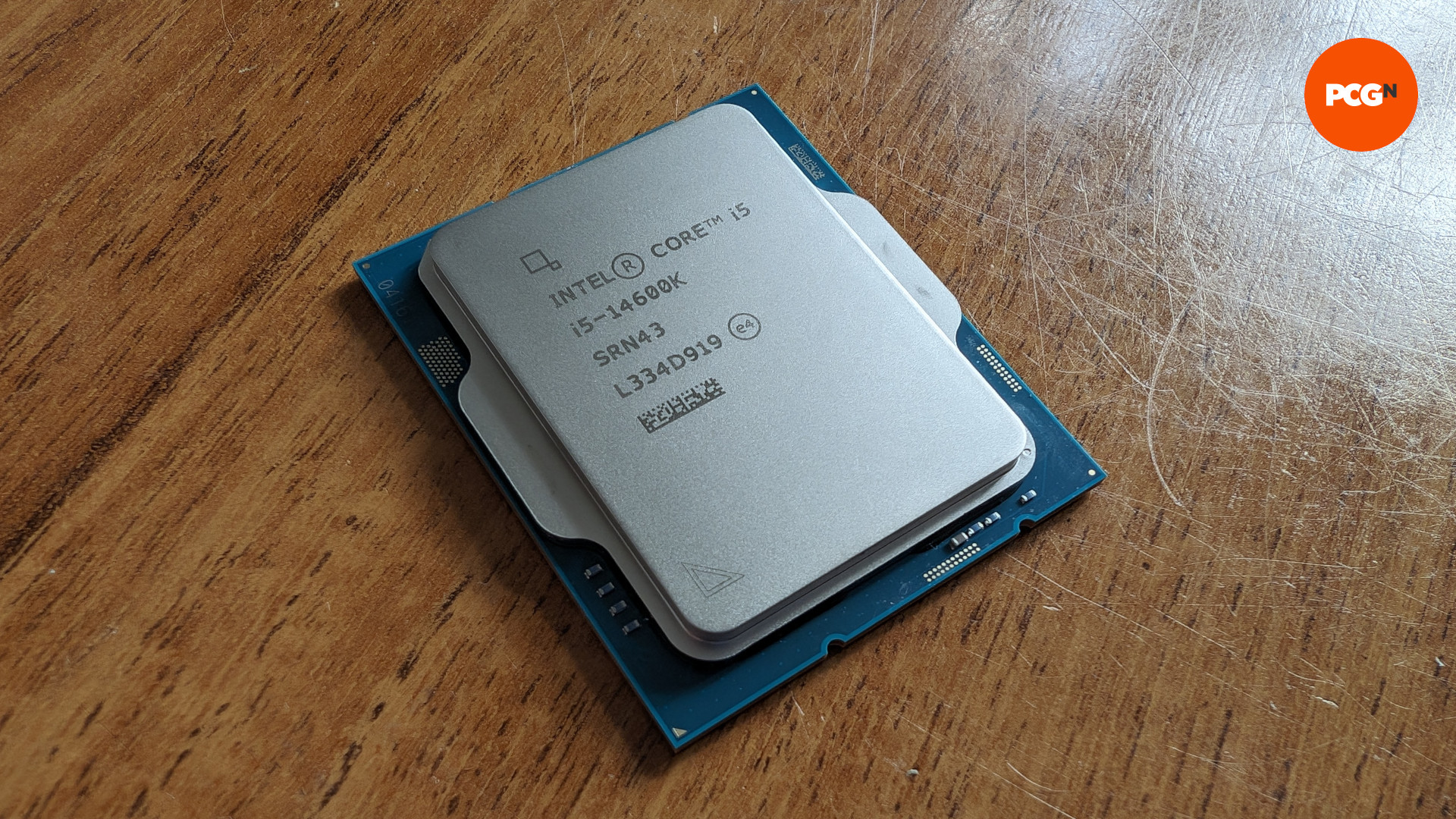 L'Intel Core i5 14600K sur fond de grain de bois