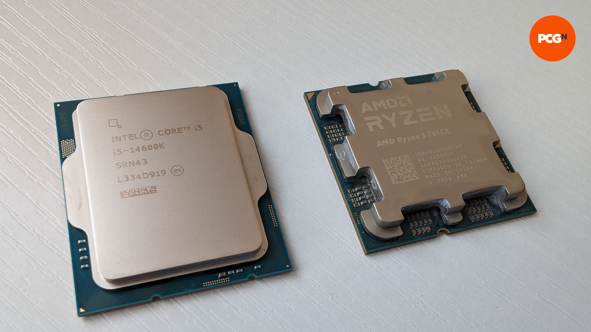 L'Intel Core i5 14600K (à gauche) à côté d'un AMD Ryzen 5 7600X (à droite) sur une surface en bois blanc