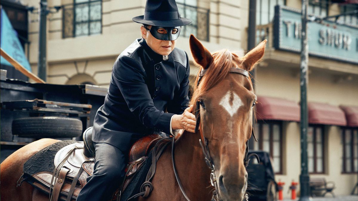 Jackie Chan, habillé comme Zorro, monte à cheval dans Ride On.