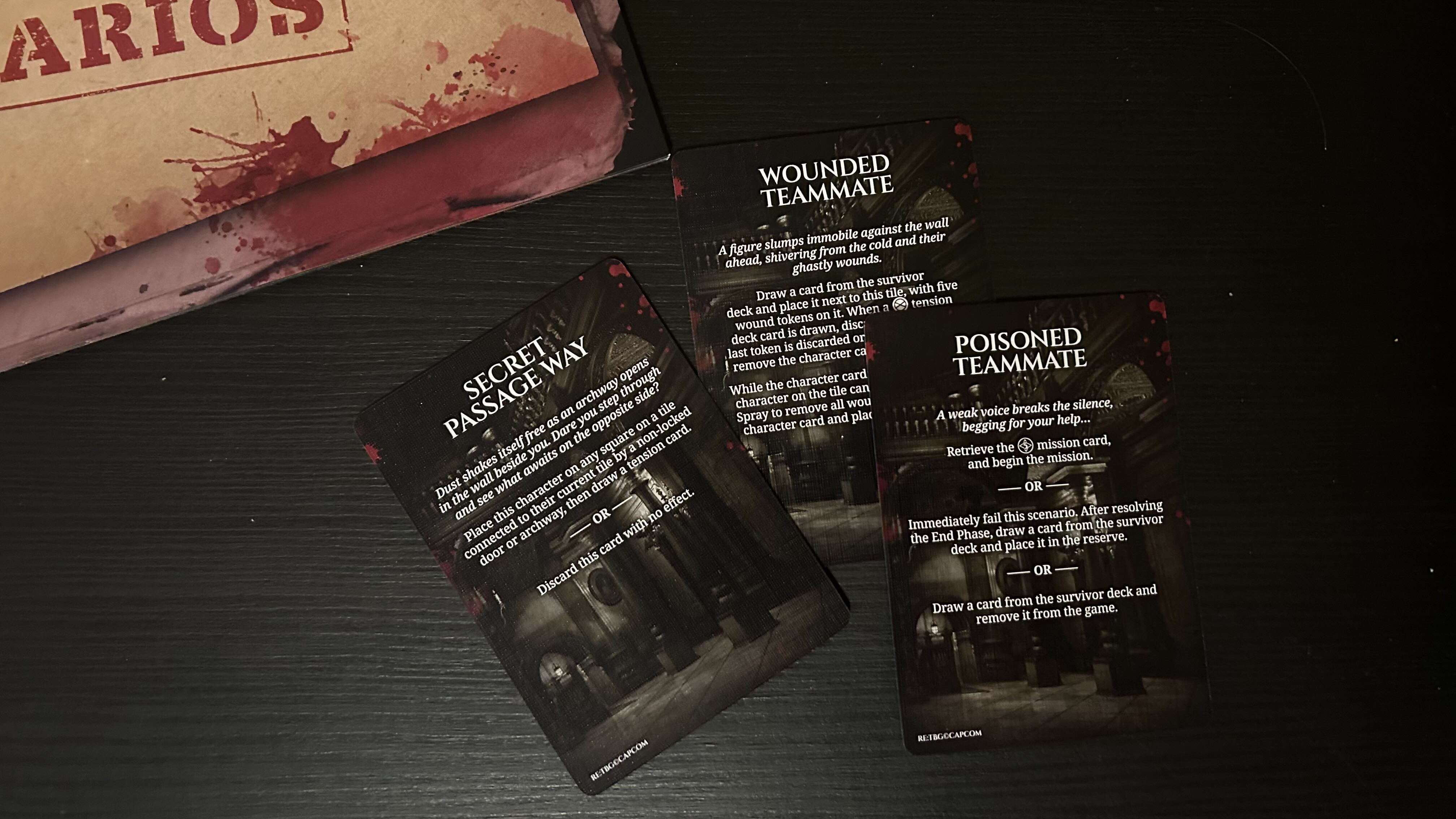 Resident Evil : les cartes du jeu de société sur une table noire