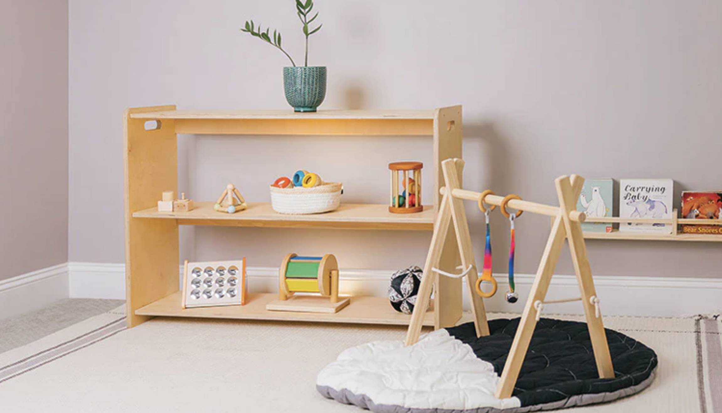Une image d'une salle de jeux avec des jouets Montessori