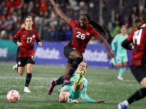 Simi Awujo du Canada évite un plaquage de l'Australienne Courtney Nevin lors de la première mi-temps d'un match de football au Starlight Stadium de Langford, en Colombie-Britannique, le vendredi 1er décembre 2023.