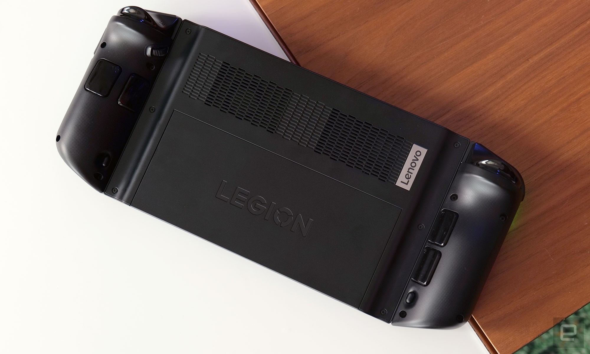 Le Legion Go présente une disposition de boutons de style Xbox à l’avant ainsi qu’un total de quatre palettes à l’arrière.