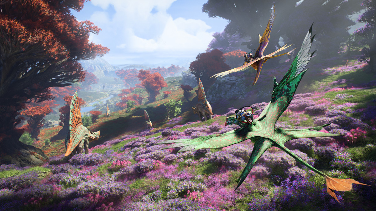 Deux Na'vi survolent Pandora, où un champ rempli de fleurs roses et de créatures ressemblant à des dinosaures se dévoile en contrebas, dans Avatar : Frontiers of Pandora.