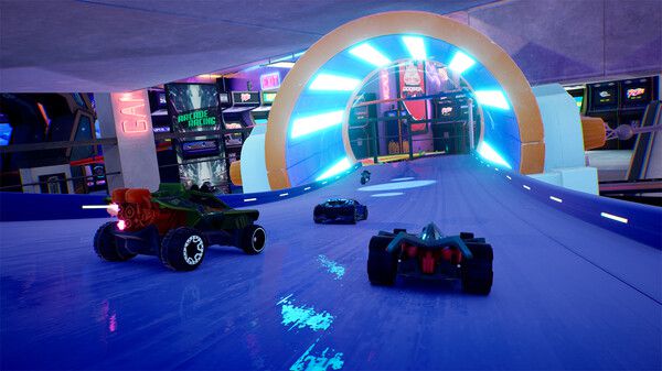 Des voitures courent sur une piste bleue brillante dans un tunnel dans une capture d'écran de Hot Wheels Unleashed 2