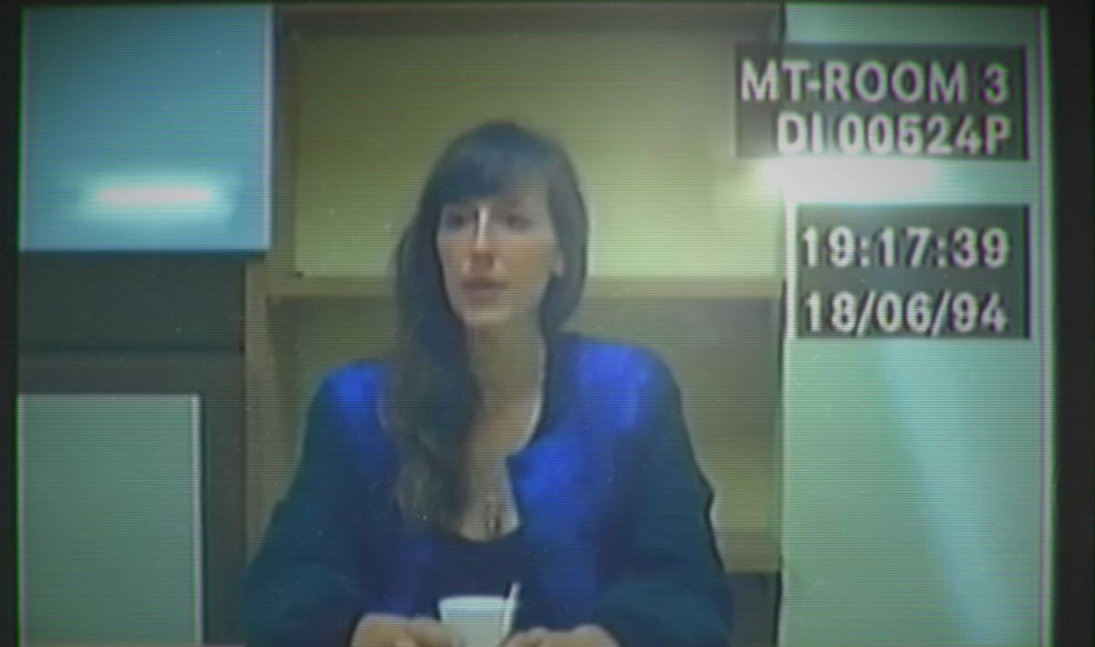 Une image de l'actrice Viva Seifert dans le rôle de son personnage dans Her Story, assise dans une salle d'interrogatoire