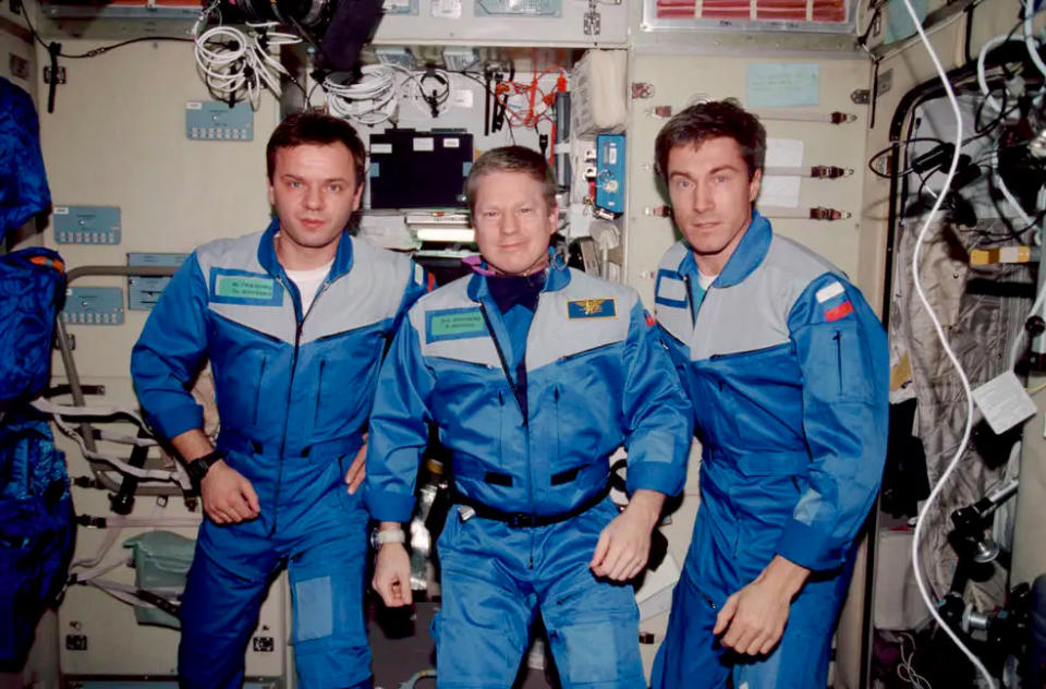 L'équipage inaugural de l'ISS composé de Yuri P. Gidzenko (à gauche), William M. Shepherd (au centre) et Sergei K. Krikalev.
