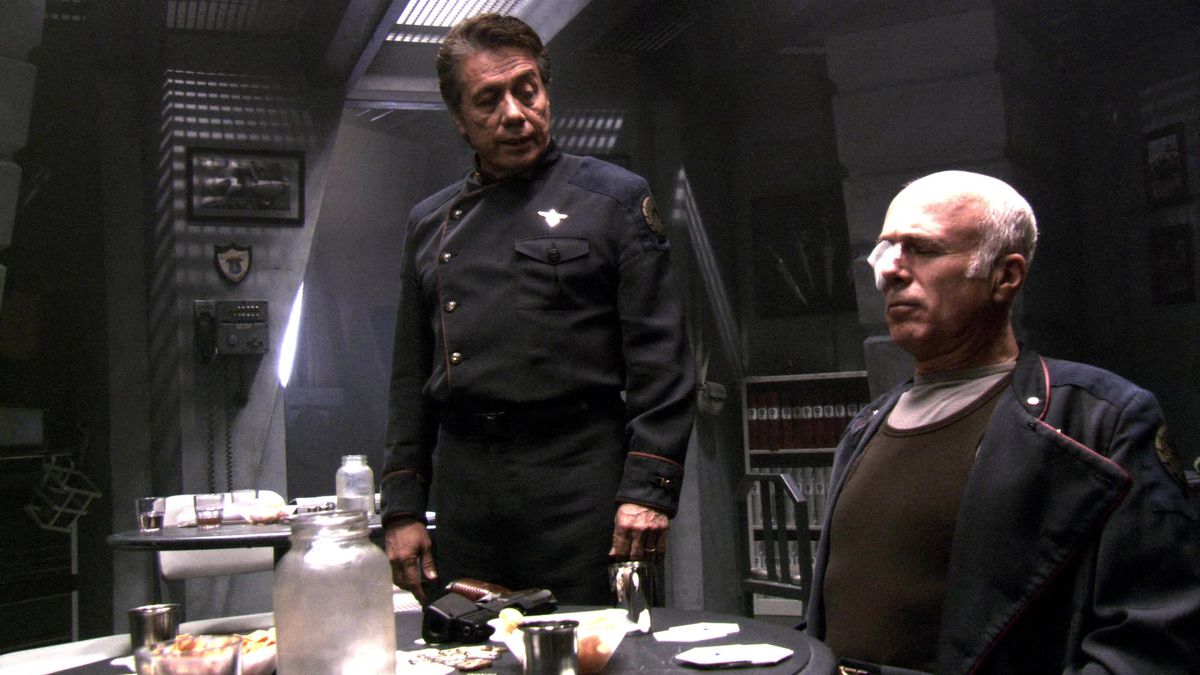 (De gauche à droite) Edward James Olmos et Michael Hogan dans le rôle de William « Bill » Adama et du colonel Saul Tigh dans Battlestar Galactica.