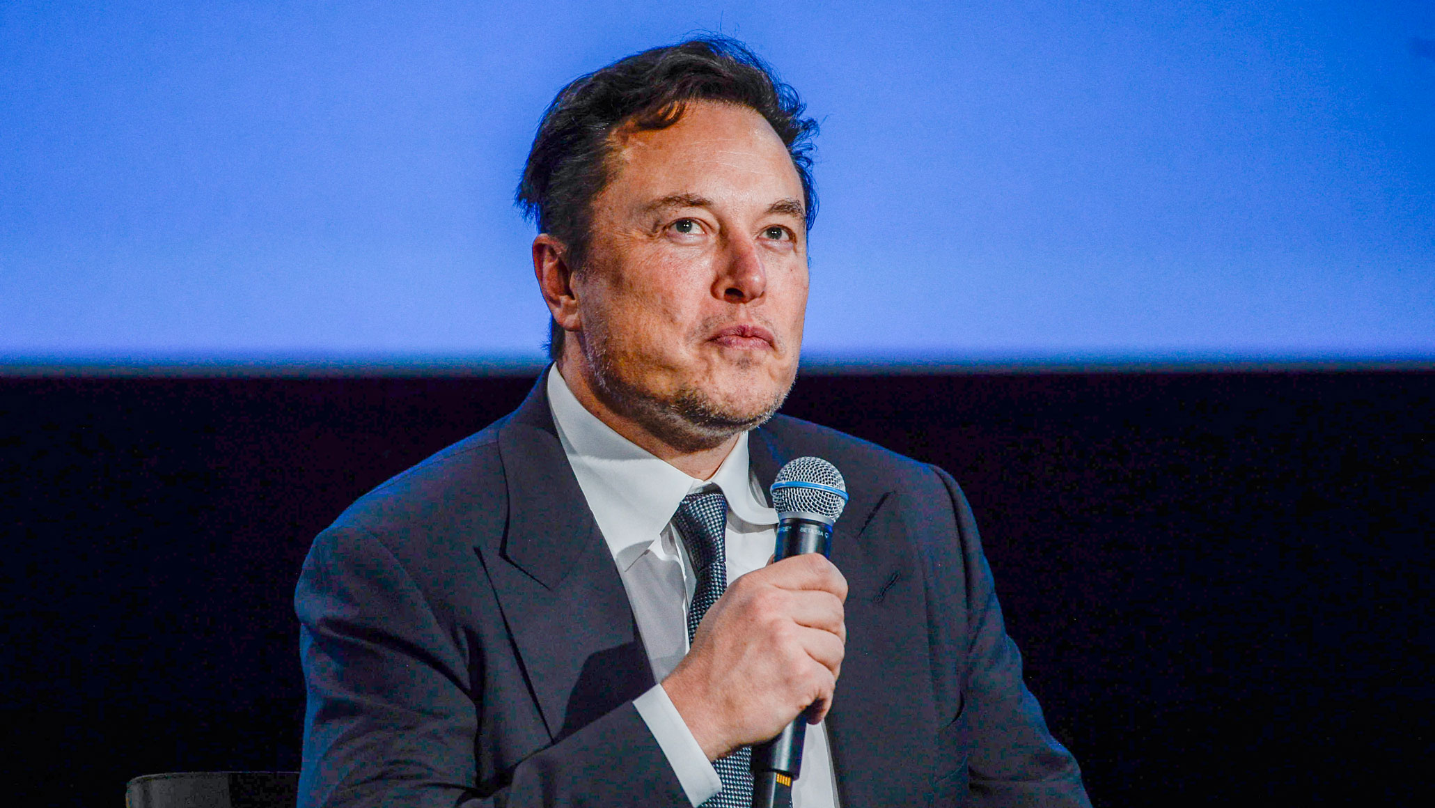Elon Musk, PDG de Tesla, lève les yeux alors qu'il s'adresse aux invités lors de la réunion Offshore Northern Seas 2022 (ONS) à Stavanger, en Norvège, le 29 août 2022.