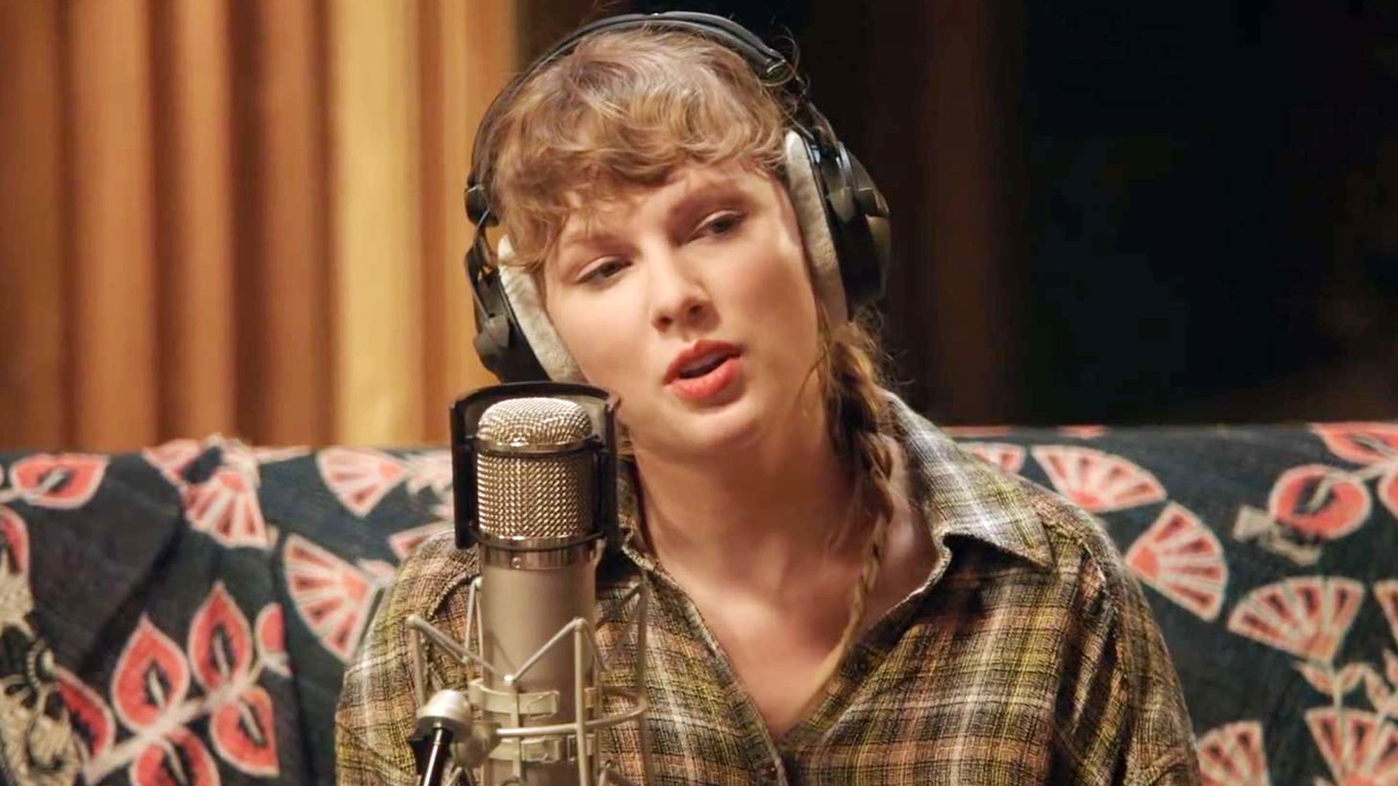 Taylor Swift chante dans un micro dans Folklore : The Long Pond Sessions