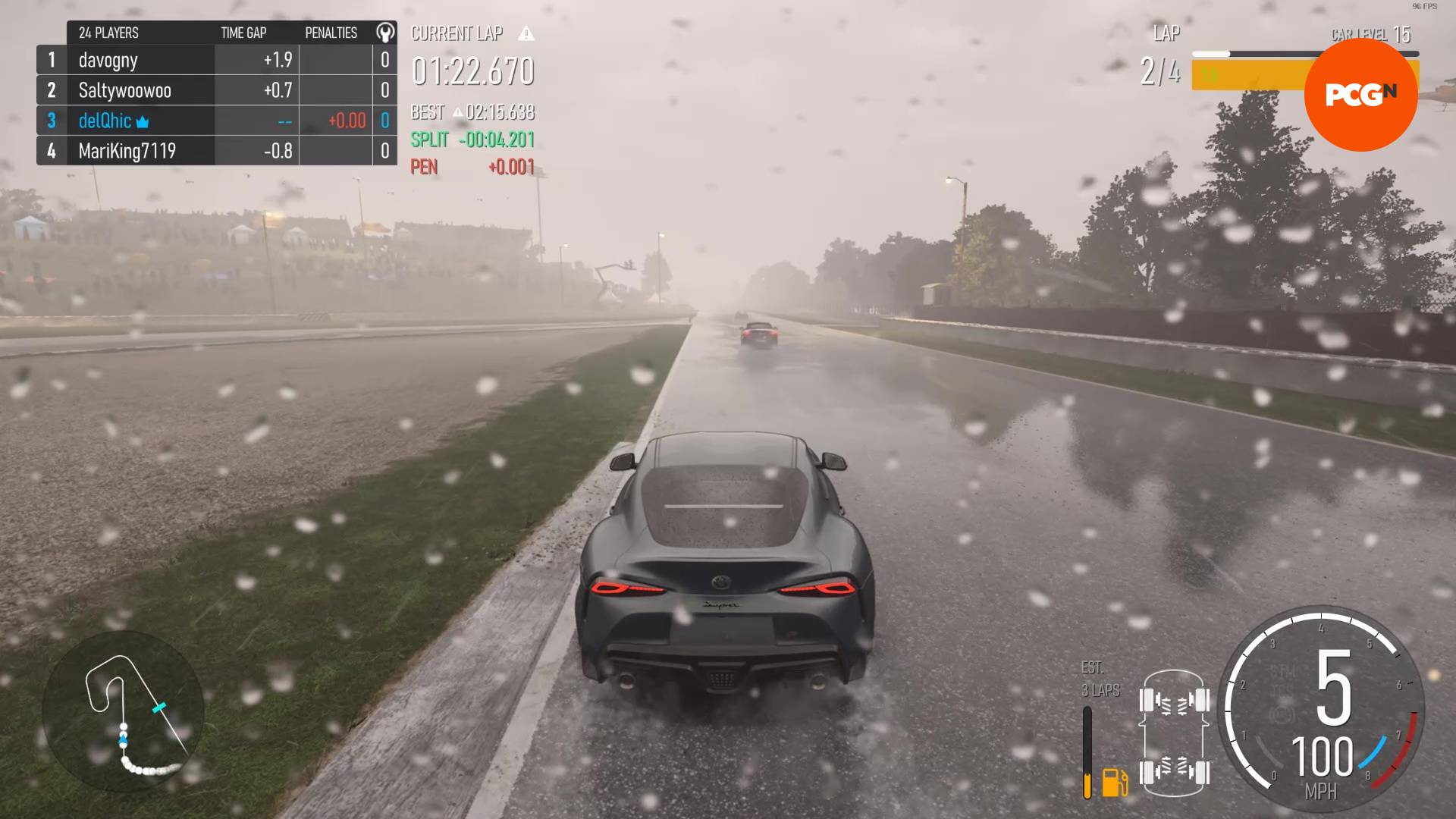 Revue de Forza Motorsport : Conduire derrière la voiture sous la pluie qui tombe.
