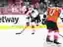 PHILADELPHIE, PENNSYLVANIE - 30 NOVEMBRE : Tyler Toffoli #73 des Devils du New Jersey patine avec la rondelle devant Travis Konecny ​​#11 des Flyers de Philadelphie pendant la première période au Wells Fargo Center le 30 novembre 2023 à Philadelphie, Pennsylvanie.