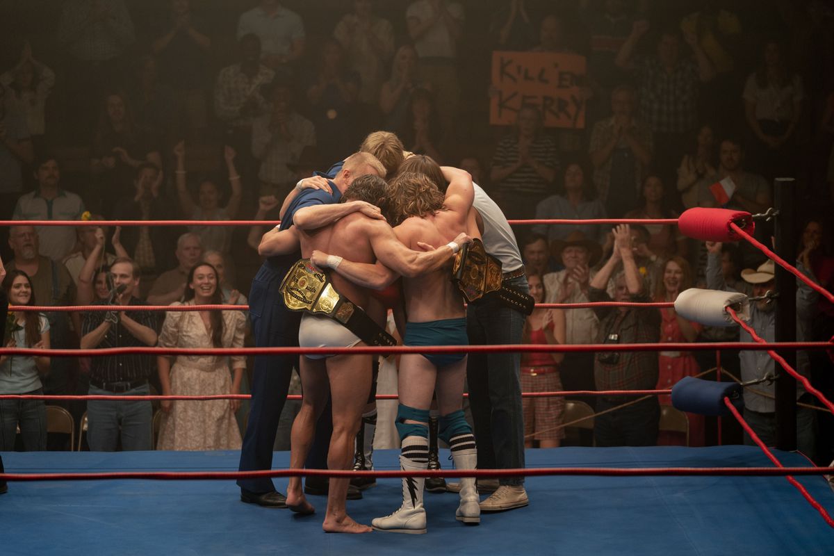 La famille Von Erich s'embrasse au centre du ring dans The Iron Claw