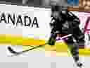 Le défenseur des Flames de Calgary Nick DeSimone pendant l'échauffement avant d'affronter les Canucks de Vancouver dans la LNH au Scotiabank Saddledome à Calgary le jeudi 16 novembre 2023.