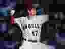 DOSSIER – Le lanceur partant des Angels de Los Angeles Shohei Ohtani lance lors d'un match de baseball contre les Dodgers de Los Angeles à Anaheim, en Californie, le 21 juin 2023. Ohtani a accepté samedi 9 décembre un contrat record de 700 millions de dollars sur 10 ans avec le Les Dodgers.