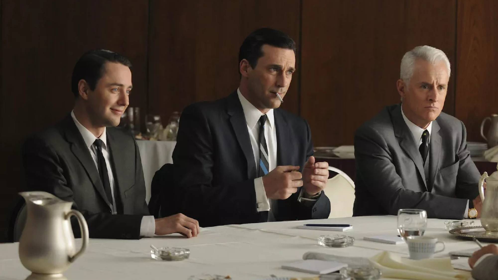 (de gauche à droite) Vincent Kartheiser, Jon Hamm, John Slattery dans Mad Men saison 7