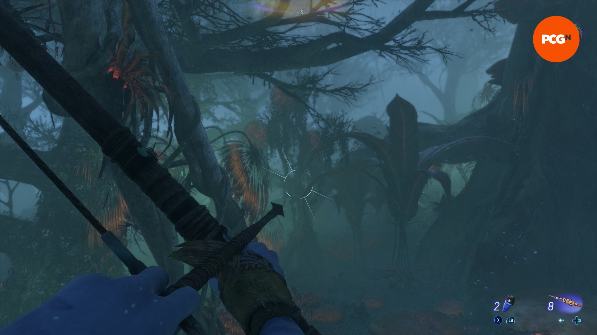 Revue d'Avatar Frontiers of Pandora : Vue à la première personne d'un Na'vi rampant à travers la forêt avec un arc et des flèches.