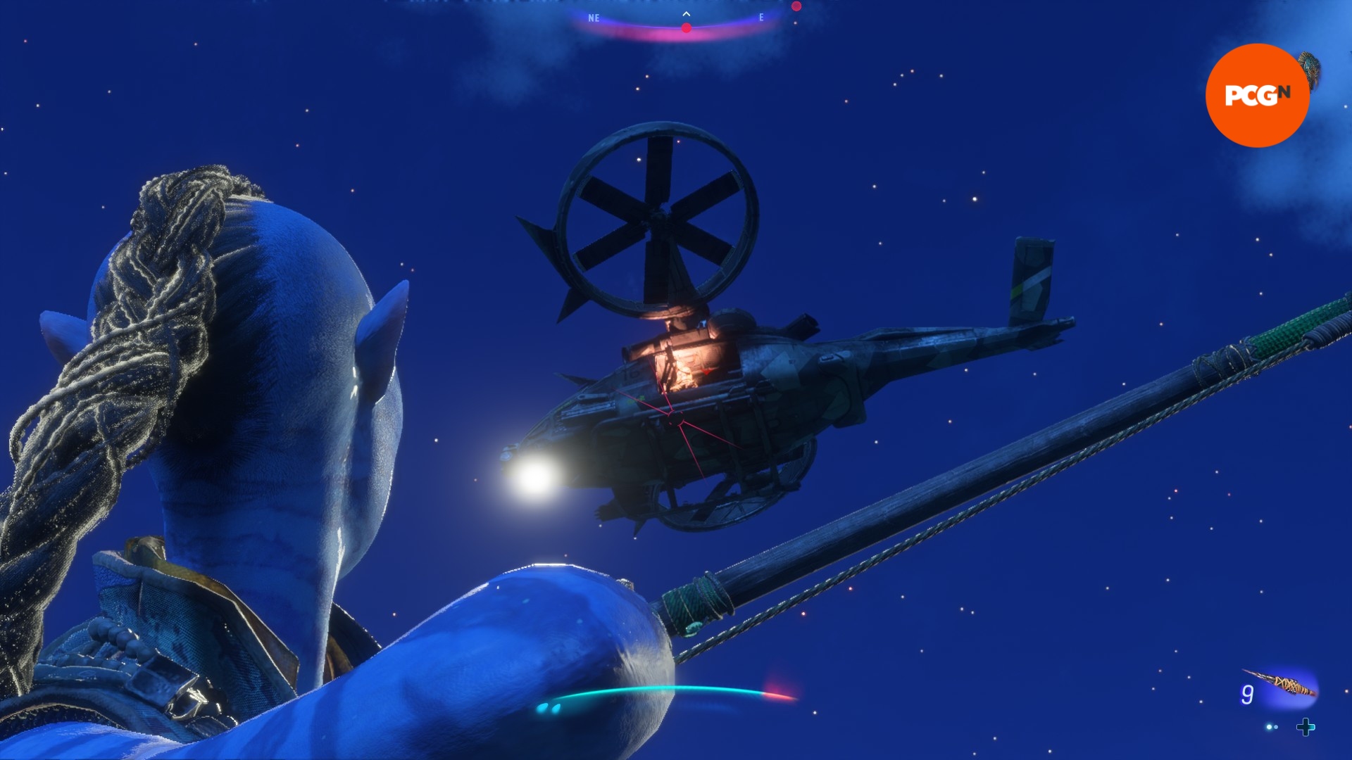 Revue d'Avatar Frontiers of Pandora : vue à la troisième personne d'un Na'vi tirant sur un avion RDA avec un arc et des flèches.
