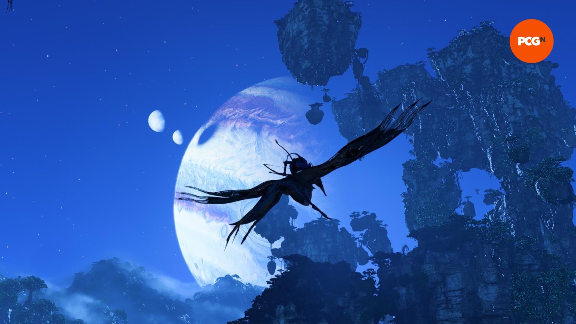 Revue d'Avatar Frontiers of Pandora : vue à la troisième personne d'un Na'vi volant dans les airs sur le dos d'un Ikran pendant la nuit.