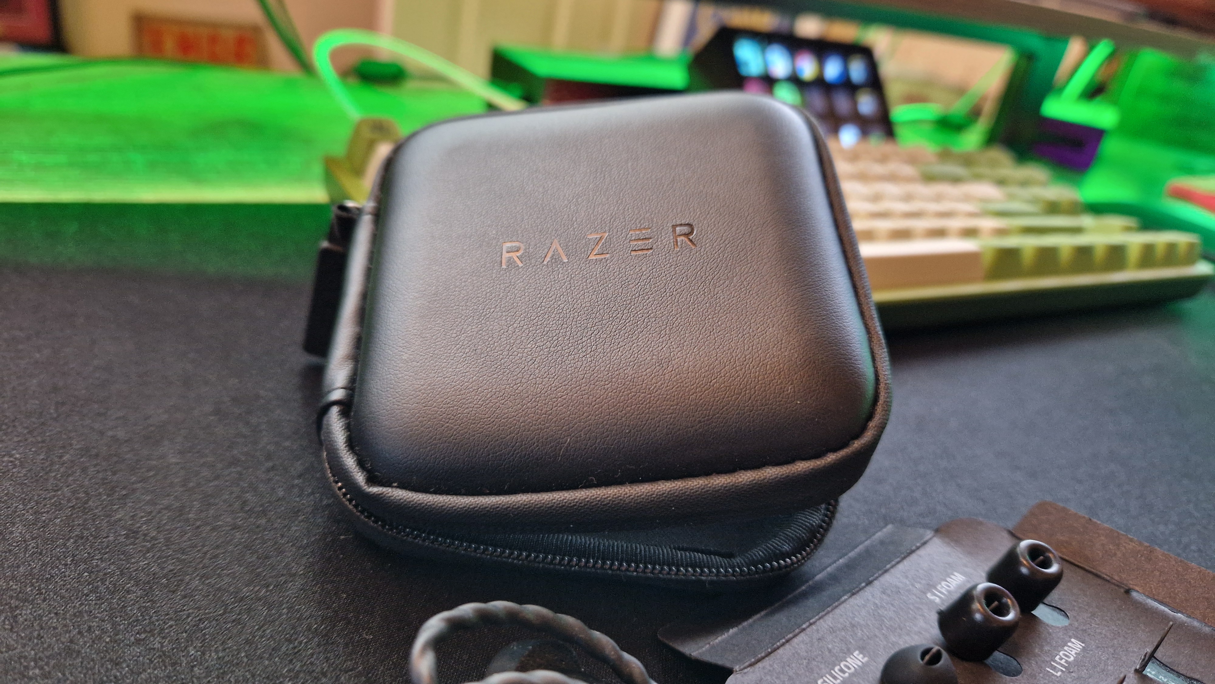 Image d'examen de Razer Moray montrant la pochette de transport du moniteur intra-auriculaire