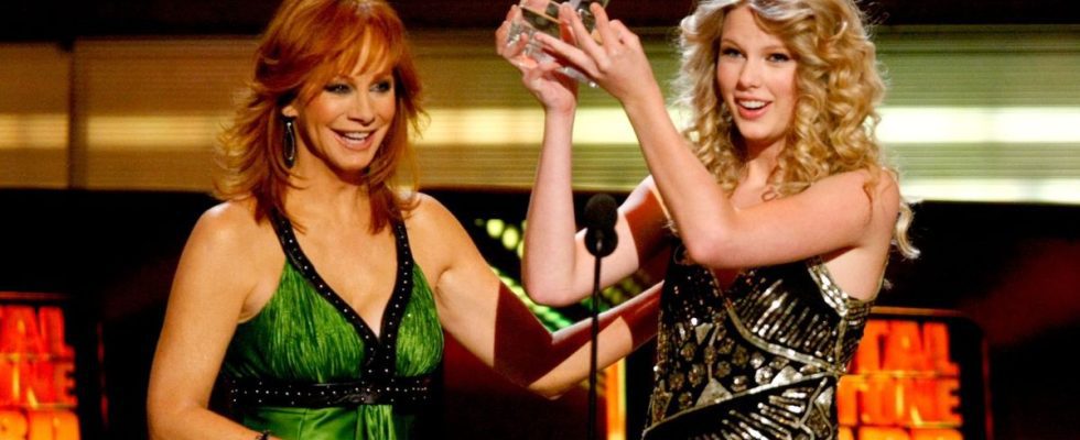 LAS VEGAS - APRIL 05: Host Reba McEntire with musician/singer Taylor Swift as she accepts the Crystal Milestone Award onstage during the 44th annual Academy Of Country Music Awards held at the MGM Grand on April 5, 2009 in Las Vegas, Nevada.