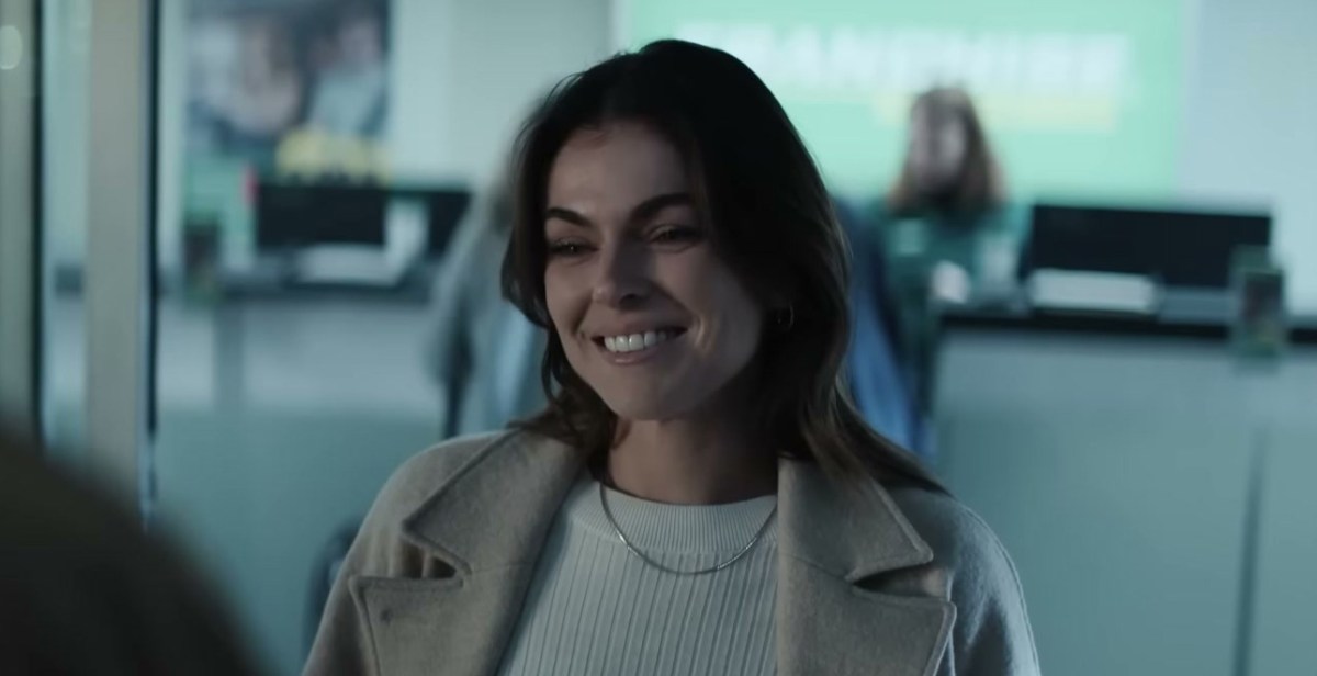 Karla souriant dans Reacher Saison 2.