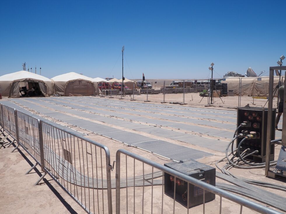 Sur le site de course d'Extreme E dans le désert d'Atacama, une série de panneaux solaires sont installés au centre du site de course.