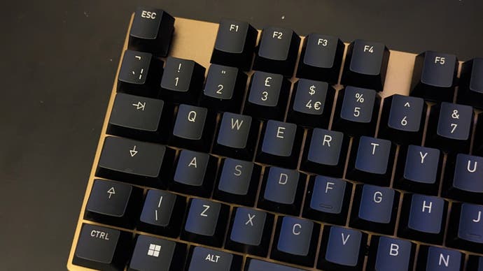 un clavier Cherry KC 200 mx avec une touche « s » avec un lettrage légèrement plus foncé que celui des autres touches