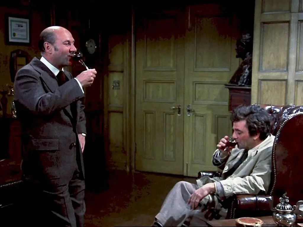 Donald Pleasance et Peter Falk sirotent des verres à vin dans l'épisode Columbo Any Old Port in a Storm