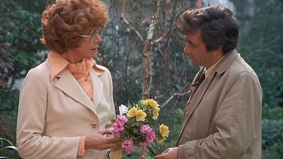 Peter Falk parle à Rosemary Murphy, qui tient un petit bouquet de fleurs, dans l'épisode Columbo A Friend in Deed