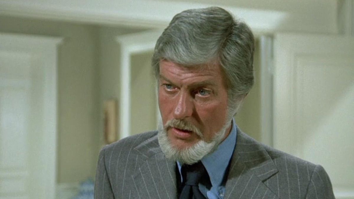 Un Dick Van Dyke barbu porte un costume dans l'épisode Columbo Negative Reaction