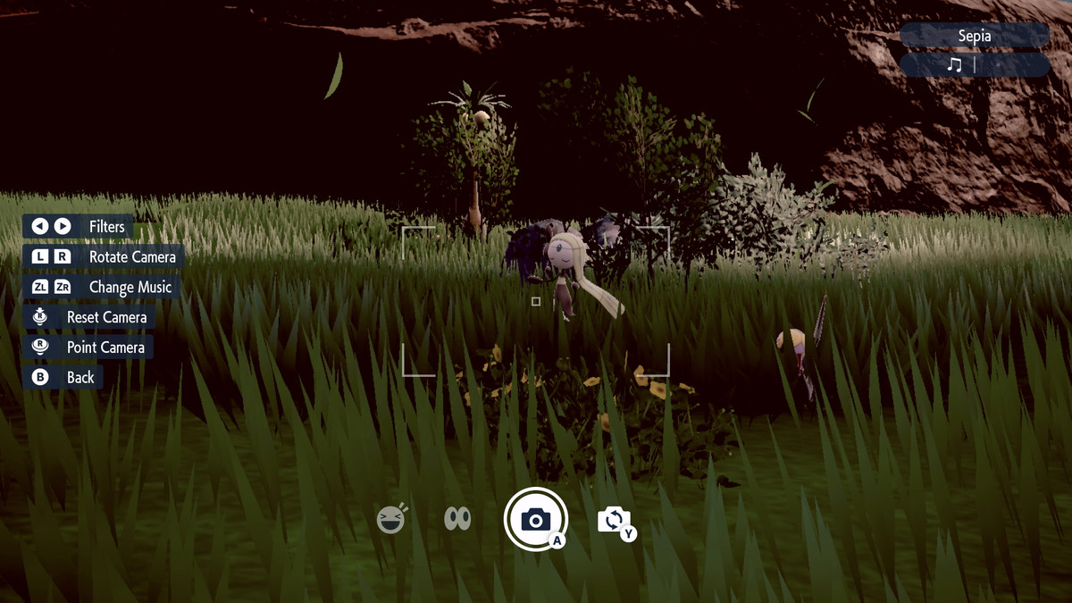 Une image de Meloetta derrière l'objectif d'un appareil photo aux tons sépia dans Pokémon Écarlate. 