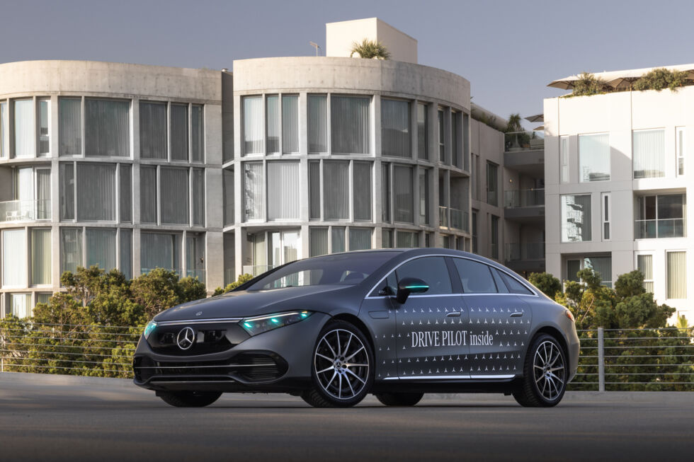 Considérations pour l'avenir : Mercedes-Benz a développé des feux de position de conduite automatisés spéciaux de couleur turquoise qui identifieront lorsque Drive Pilot est engagé.